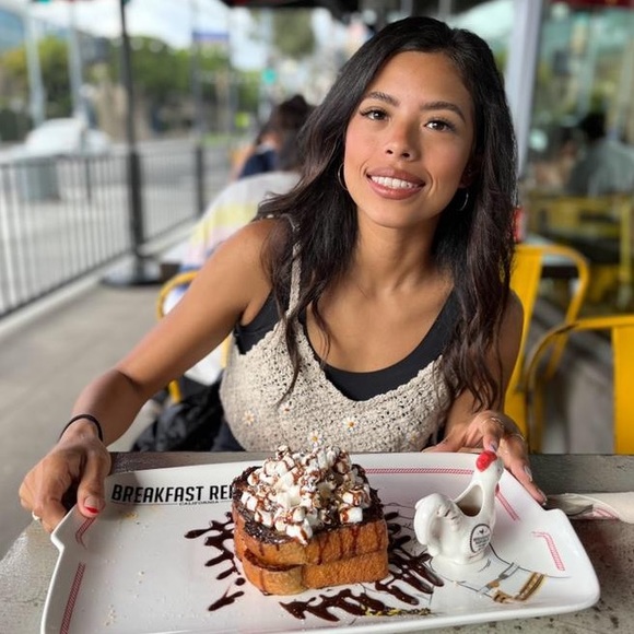 Meet your Posher, Karla - Picture 2 of 2